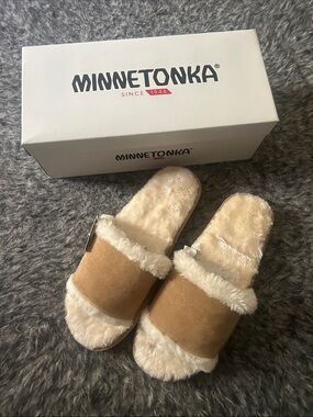 Minnetonka Women’s Tan Slide Slippers with Cream Faux Fur